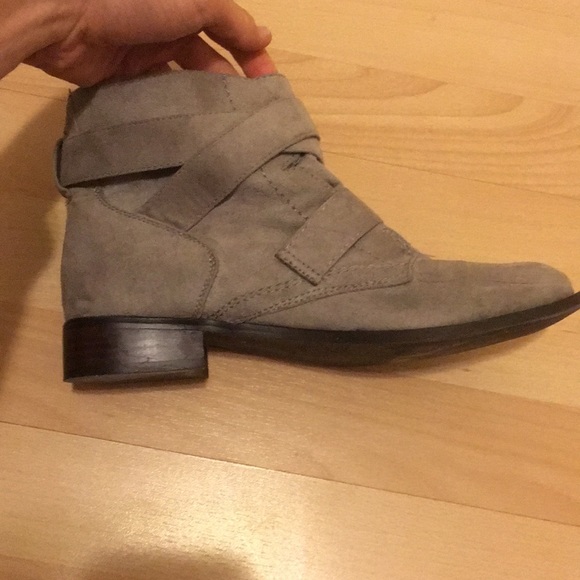 cute light grey ankle boots with rose gold buckles - Picture 2 of 4